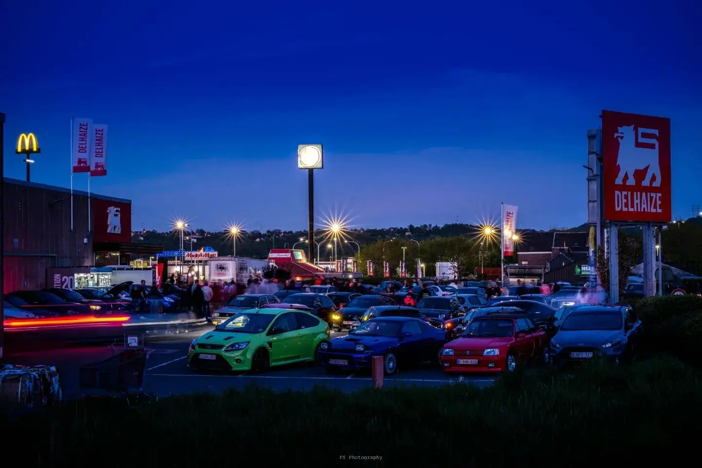 Vue d’ensemble d’un rassemblement automobile à l’heure bleue